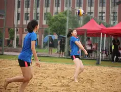 爱游戏官网-包含赛地聚焦——德甲冲刺阶段热度飙升；丹佛掘金止住颓势；质疑声仍在；团队化学反应显著的词条