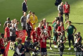 爱游戏官网-包含离谱！曼联围绕社区盾遗憾出局今晚罗马再遭质疑——德甲节点到来，清晨上海海港备战欧超杯的词条